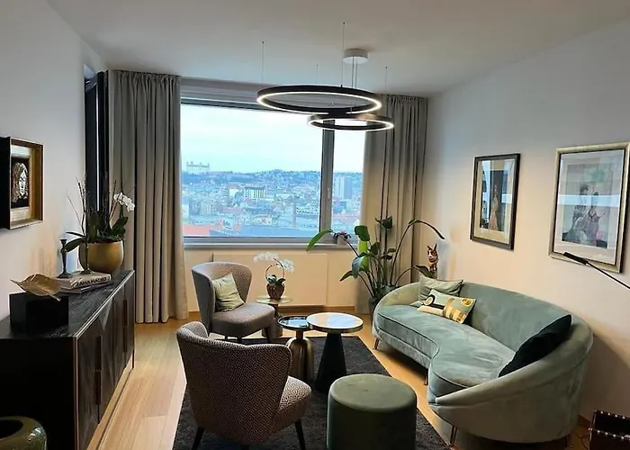 Luxury Flat In Sky Park, Castle View, Free Parking شقة *